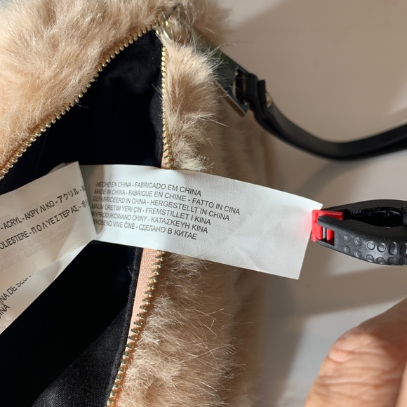 Zara Basic Pink Faux Fur handbag. 13”x9” . clutch - Picture 8 of 9